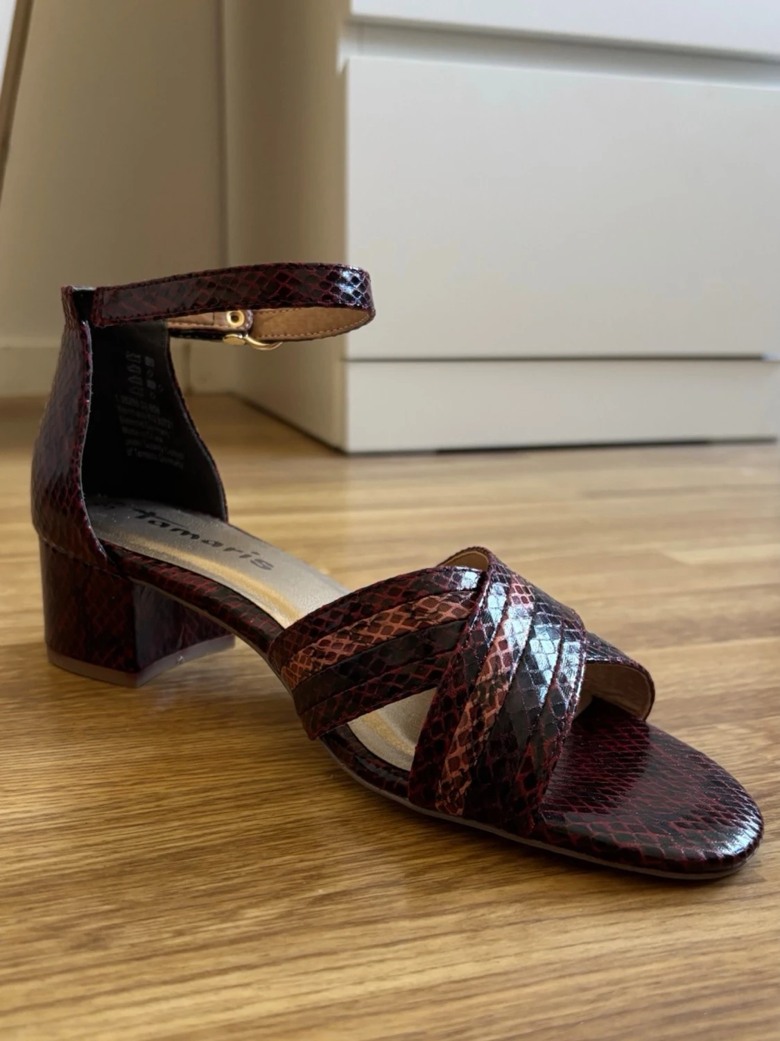 Rödbruna sandaler med ormmönster Tamaris