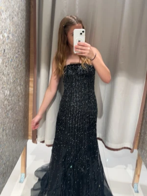 Balklänning/aftonklänning - Otroligt fin glittrig balklänning. (Se pärlorna sida 3). Snygg passform och allt fungerar som det ska. Provat några få gånger men annars aldrig använt. Dock är den köpt second hand. Kom privat för mått eller fler bilder! Priset går att diskutera!💓