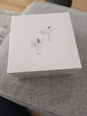 OÖPPNADE. AirPods Pro 2nd generation  - Säljer  helt NYA Apple AirPods Pro (2nd generation) 