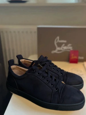 Mörkblåa Christian Louboutins - Köpt från Christian Louboutin i Italien, har mobil kvitto transaktion. Helt nya dock använt 2 / 3 gånger i helt nytt skick inget fel me skorna. Säljs pga de ej passar mig längre kommer inte med box! 