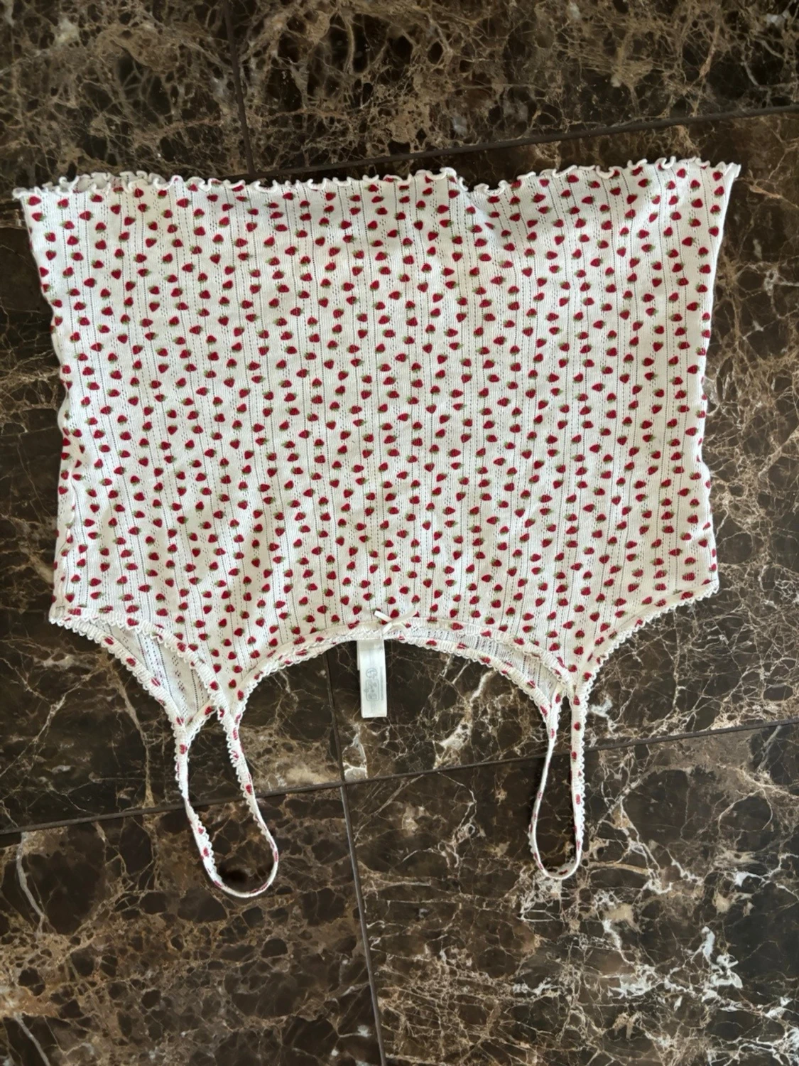 Vit ribbad topp med röda jordgubbar - 2