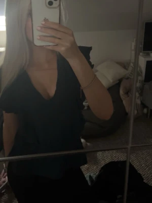  volangblus med v-ringning - Volangblus från object 