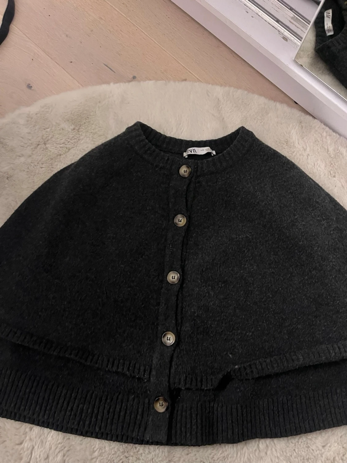 Mörkgrå stickad poncho från zara