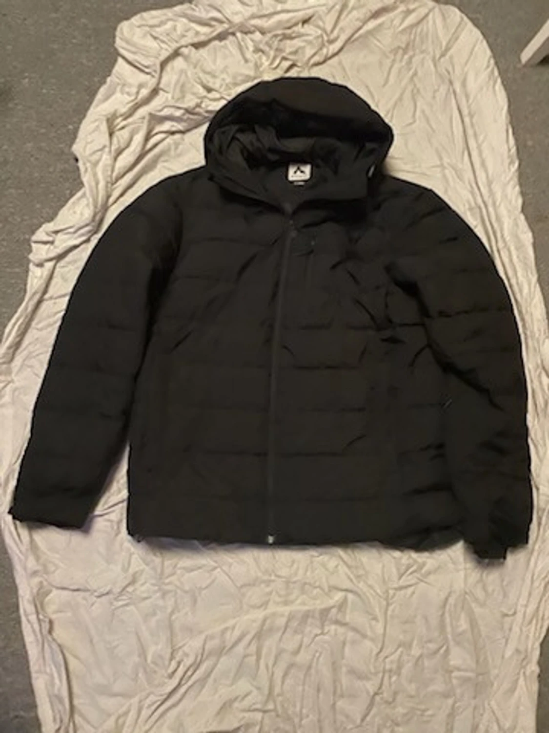 Svart dunjacka med huva - 1