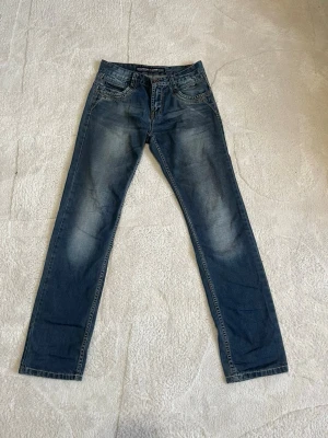 Dockhouse jeans - Snygga dockhouse jeans, midja 40cm, längd 108cm, benöppning 18,5cm