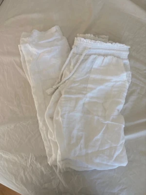 Roxy liknande Vita linnebyxor - Säljer ett par vita linnebyxor som ser ut som Roxy byxorna! Dom kommer från ett märke som heter skagen ! Sällan använda och skir snygga 