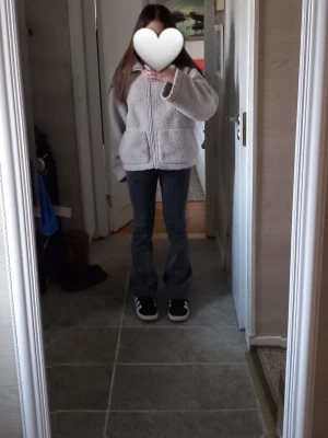 Gråa bootcut jeans - Säljer ett par gråa bootcut jeans från Lindex. Jeansen är i gott skick och har inte använts så mycket, de är från Lindex. Storleken är 152. Köpte jeansen nya kring 300 och säljer de för 45🤍🤍🤍