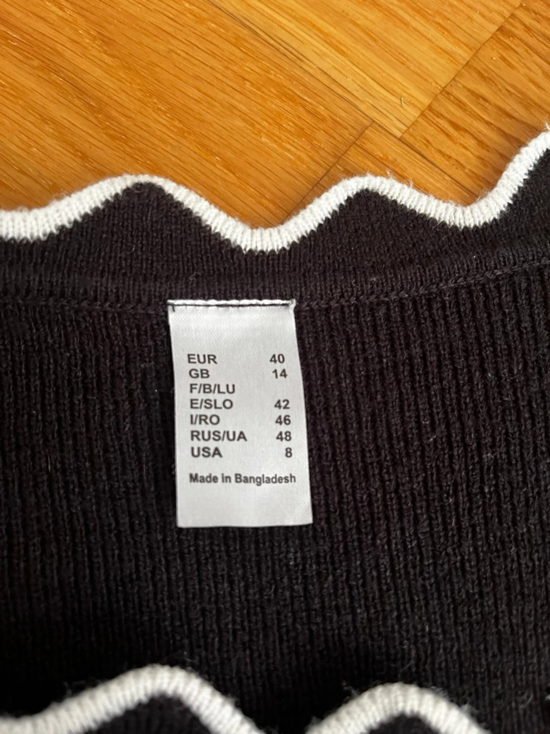 Svart kofta med vågig kant - 1