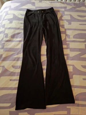 Velourbyxa svart - Säljer dessa velourbyxor i svart från Gina tricot i strl Xxs. De är välanvända men är fortfarande i mycket bra skick. Jag har tagit bort snörerna som ni ser på bilderna. Jätte sköna och snygga, liknar juicy couture. (Är däremot INTE juicy couture) Nypris ca 300 kr tror jag. 