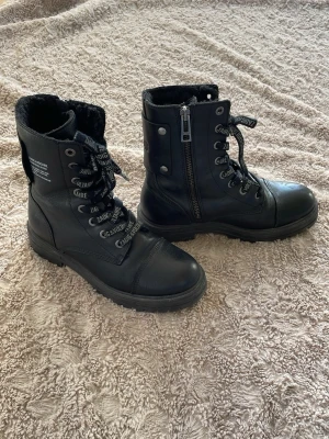 Riktigt coola skor från Zadig & Voltaire - Säljer  dessa ur snygga Zadig & Voltaire skorna då de blivit för små. Han bara använt dem 1 gång och den är i väldigt bra skick. De har små repor på framsidan som du bara ser om du kollar noga. Passar perfekt till dig som vill toppa upp din look med ett par sjukt coola skor👌
