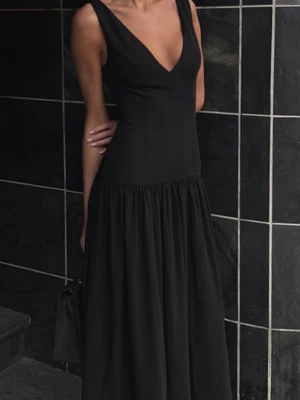 Nakd x Lovisa worge svart långklänning - Elegant svart långklänning med djup v-ringning och breda axelband. Slutsåld på hemsidan och väldigt eftertraktad. Är ny med prislappen kvar