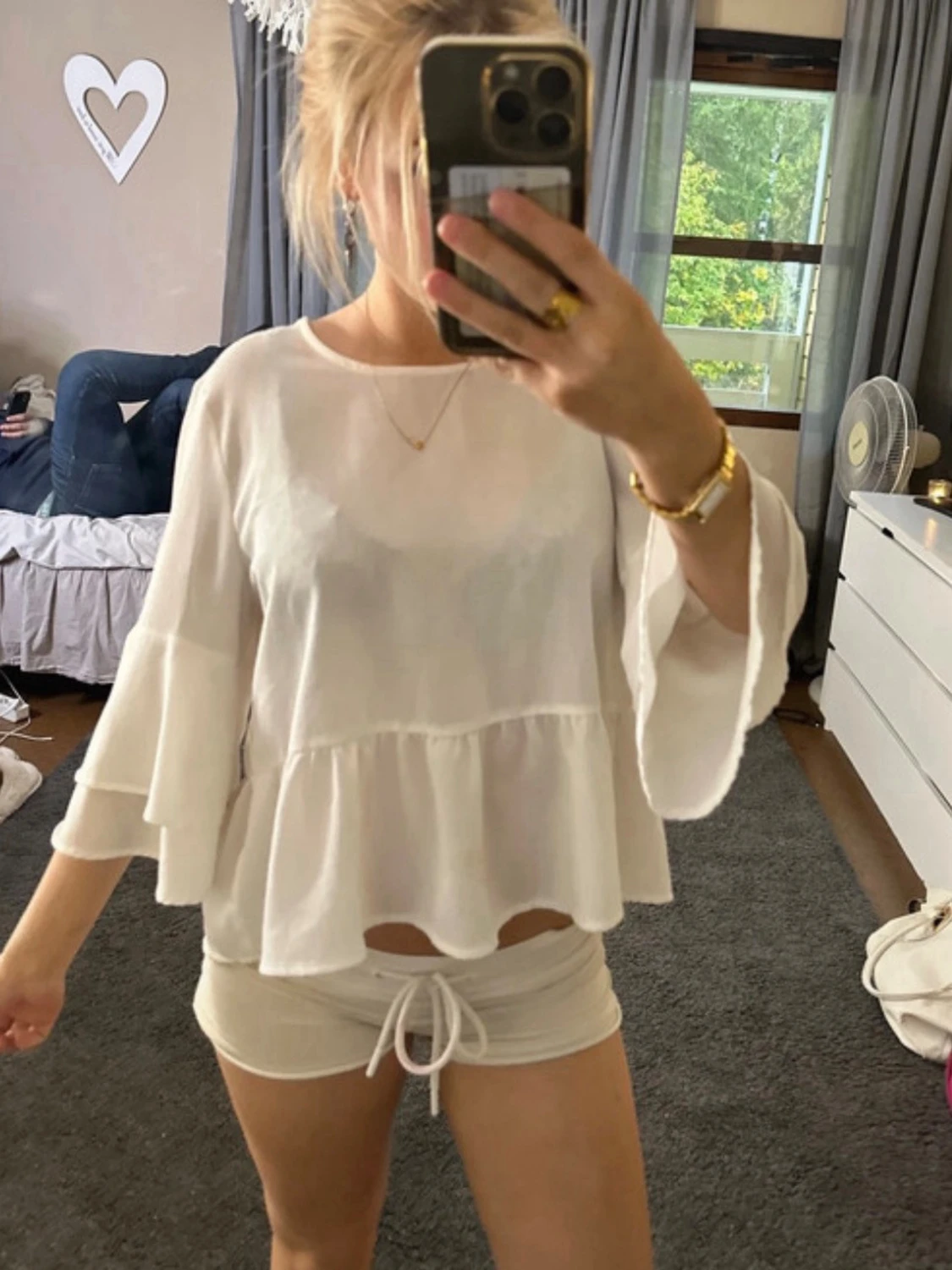 Vit volangblus med vida ärmar