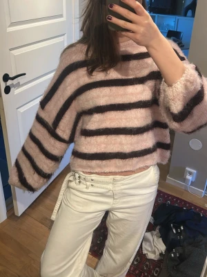 Randig stickad tröja - Unik stickad tjocktröja perfekt nu för sommaren🌸Knappt använd från Lindex, lite liten i storleken😚