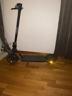 Svart elscooter från Xiaomi elite - Säljer en svart elscooter från Xiaomi med robust ram i metall och stora luftfyllda hjul. Scootern har LED-lampor både fram och bak samt tydlig display på styret. Perfekt för att ta sig runt i stan på ett smidigt och miljövänligt sätt. Det finns en laddare med och den är bakdäck. HÄMTS I VÄSTERÅS. Pris kan diskuteras.