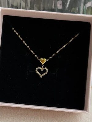 18k guldpläterat halsband  - Superfint halsband för dig som älskar små detaljer ✨   Perfekt som en personlig accessoar eller som en omtänksam present till någon du tycker om 💛