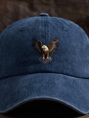 Blå Grisch keps med en örn - Snygg blå keps i denim-look med en detaljerad örn på framsidan. Klassisk böjd skärm och justerbar baksida för perfekt passform. Perfekt accessoar för dig som vill sticka ut med en cool och unik detalj.                                                  Den är sprillans ny. Kommer i orginalförpackning.