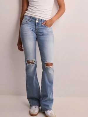 Jeans bootcut  - Säljer ett par ljusblå bootcut jeans med slitna hål över knäna och snygg tvätt. Jeansen har klassiska fem fickor, knappgylf och bakfickor med lock och knapp. Perfekta för en avslappnad och trendig look.