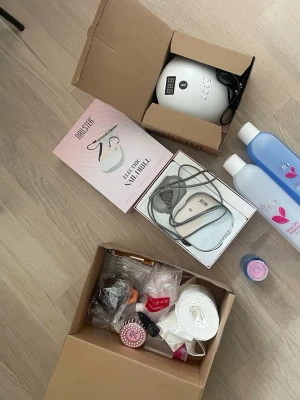 Nagelkit med elfil och tillbehör - Säljer ett komplett nagelkit från Nailster med elektrisk nagelfil, UV-lampa, två flaskor nagelvätska, nagelbandspusher, filar, borstar och andra tillbehör. Perfekt för dig som vill fixa naglarna hemma. Allt kommer i originalkartonger och är lätt att använda.