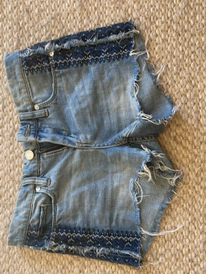 Jeans shorts  - Ett par coola Jens shorts köpta second hand i New York🤍 aldrig använda av mig och är i jätte bra skick. (Inga hål eller tecken på användning). Jenshortsen har coolt mönster på sidan och vid fler funderingar skriv gärna🤍🤍. Priset går att diskuteras men är inte villig att gå ner jättemycket pga dem var ganska dyra när jag köpte dem.🫰🏼