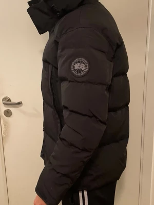  Canada Goose wyndham   - canada goose wyndham Black Helt ny Finns i M Pris 2000 kr. Kan fraktas via plick för säker leverans/ kan träffas i Stockholm