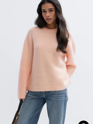 Aprikos stickad - Säljer min mohair tröja från gina som jag aldrig använt för den fall mig inte i smaken å hade redan tagit av lappen den är super skön och lite större i passformen den är i XS men passar även S kostar 699 från början helt slutsåld