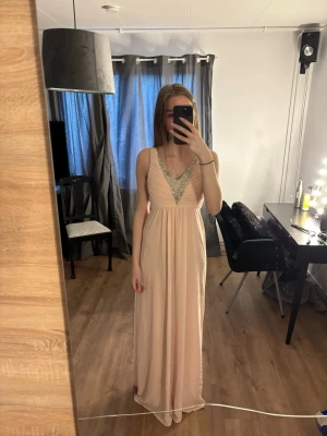 Rosa festklänning  - Jättefin och skön festklänning med silver glitter detaljer och v-ringning.