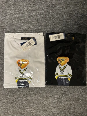 Polo bear Ralph Lauren t shirts - Säljer 2st polo bear Ralph Lauren t shirts. Båda i storlek S, sprillans nya. Skriv vid minsta fundering.  1 för 400 eller 2 för 700. OBS(den vita är såld bara den svarta finns kvar) 