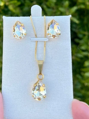 Smyckesset stud halsband Pear  - Ett set med halsband och stud örhängen. Guldplätterad mässing och kristaller. Aurora pear 14mm Golden Shadow. Längd 48cm inkl lås och förlängningskedja.  Finns även att få i andra färger på kristallen.   Jag skickar endast spårbart med post nord, samfraktar. Besök gärna mina övriga annonser.  Till mina smycken använder jag kristaller från Preciosa, Aurora och Swarowski.