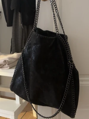 Stella McCartney liknande väska - Superfin väska lik den kända Stella mcartneyn. Knappt använd men köpt utomlands så har inte märket. Perfekt till våren / sommaren och går att styla på så många olika sätt!!