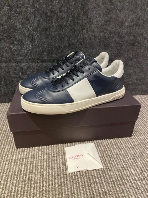 Valentino flycrew - Hej! Säljer nu dessa svin snygga valentino skor. Skorna är i grymt skick! Begränsat antal boxar och dustbags. Hör av dig vid frågor.