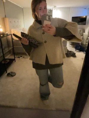 Beige trekvartsarmad jacka - Beige trekvartsarmad jacka med 4 stora knappar. Står inte vilken storlek men skulle säga s/m 