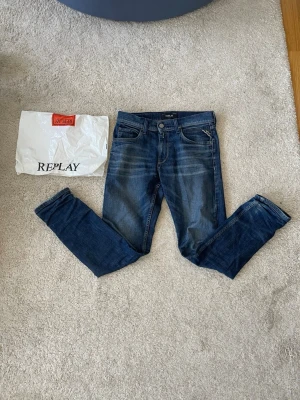 Replay Jeans - Hej! Säljer ett par riktigt snygga replay jeans i storleken 158 och i färgen marinblå. Skicket är i topp, inget hål ,ingen defekt verkligen ingenting. Köptes på kidsbrandstore för 899kr. Vid funderingar är det bara att höra av sig🧩