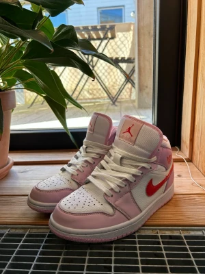 Nike Jorden limited edition 2022 - Säljer mina jordens som är Valentin edition från 2022.  Använda en gång! Nytt pris 4000