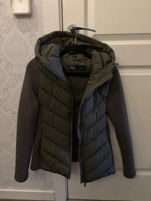 Vadderad jacka Zara - Fint skick! Vadderad jacka från Zara i färgen Khaki 🌟
