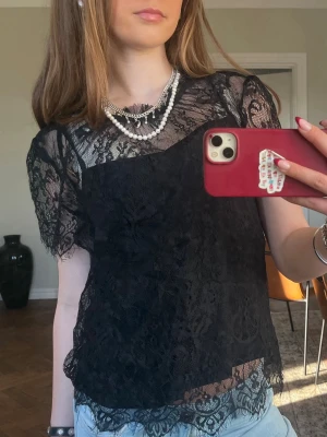 Spets festtopp  - Ursnygg festtopp i spets. Svart linne under som sitter ihop med spetstoppen, går att klippa av linnet. Använd några gånger så i väldigt bra skick. Står strl 38 men skulle säga en xs/ s. 