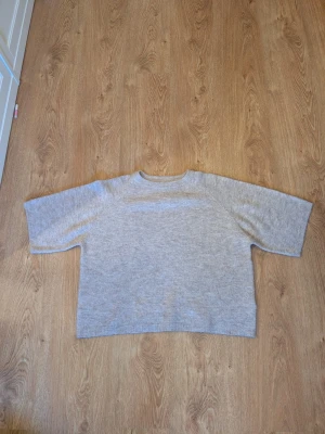 Beige stickad tröja från lager 157 stl. M - Snygg stickad tröja från lager 157, bra skick men lite nopprig 
