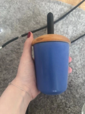 Blå sockerströare från Höganäs  - Sockerströaren är tillverkad i ett tåligt material och har ett modernt utseende. Snygg och praktisk. 