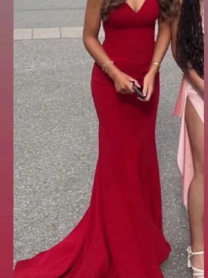 Balklänning  - Säljer en väldigt fin röd balklänning! Använd 1 gång då min kusin gav mig den men jag använde en annan balklänning istället. Den är fortfarande i väldigt bra skick och går att använda många gånger till. Köpt för 2000 men säljer för 1200kr.  En lång röd klänning med öppen rygg som passar folk i storlek S/36🥰