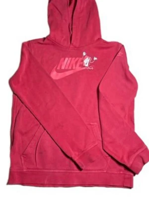Rosa hoodie från Nike med tryck - Snygg rosa hoodie från Nike med klassiskt logotryck och en liten tecknad figur på bröstet. Hoodien har huva, magficka och ribbade muddar vid ärmslut och nederkant. Perfekt för dig som gillar sportig och avslappnad stil.