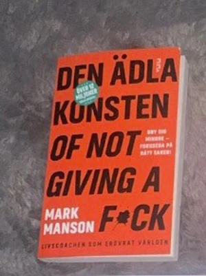 Den ädla konsten of not giving a f*ck – Mark Manson - Mark Mansons dundersuccé är den ultimata guiden för dig som vill sluta stressa över småsaker och istället fokusera på det som faktiskt betyder något. Med humor, ärlighet och en hel del svordomar lär han oss att lycka inte handlar om att vara perfekt, utan om att lära sig hantera livets motgångar.
