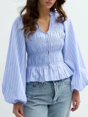 Blå smockblus med ballongärmar - Supersöt blå smockblus som trendar mycket nu. Tröjan är helt ny och aldrig använd. Passar verkligen nu till vår/sommar. Köptes för 400kr