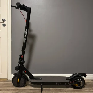 Svart elscooter E-Wheels E2S V2 - Pris kan diskuteras, ring klockan har gått sönder och batteriet funkar bra Säljer en svart elscooter E-Wheels E2S V2 med robust ram i metall, stora hjul och stöd. Scootern har en tydlig display på styret och röda detaljer på låsmekanismen. Perfekt för att ta sig runt i stan på ett smidigt sätt.