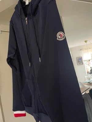 Moncler Hoodie - Hej, säljer denna moncler Hoodie. Riktigt skön och mycket snygg tröja. Storlek S och säljes för 429 kr!! Vid frågor eller annat så är det bara att skriva ✍️HELT OANDVÄND.