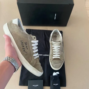 Saint Laurent skor - Ett par riktigt feta saint Laurent skor i beige. Du får med box, dustbag och ett par extra snören samt en lite box från saint Laurent. Skorna är i storlek 42. Sick 7/10. Pris kan diskuteras vid en snabb affär. ✅ Byten kan vara intressant 👍 Hör gärna av dig vid frågor 👑