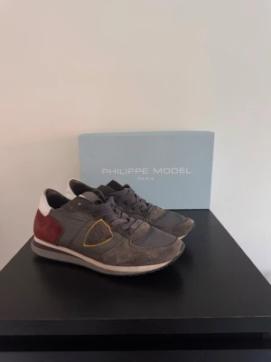 Grå Philippe Model sneakers - Säljer dessa feta philipe model runners i storlek 40. Box, dustbag följer såklart med. Skriv om det minsta lilla 😃