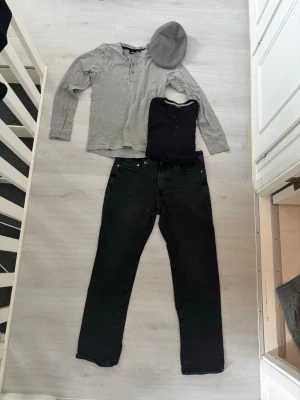 Kläddset med tröjor jeans och keps - Set med två tröjor och ett par svarta jeans samt en gubbkeps.