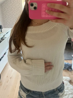 Söt vit stickad topp  - Söt stickad tröja som går att ha off shoulder, lite små fläckar men märks inte, skriv för fler bilder. Från Gina storlek xs💗
