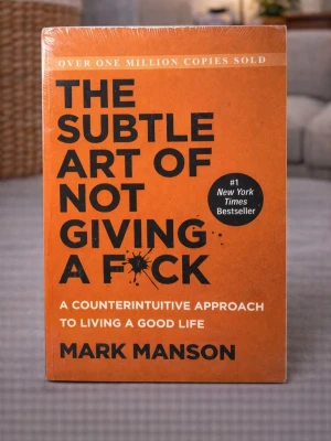 The Subtle Art of Not Giving a Fck (Brand new, in English) - Skick: Helt ny bok. Omslag: Pappercover. Storlek: standard (inte pocket). Förpackning: I sitt originala plastomslag. Från: Stockholm. Snabb leverans inom Sverige.