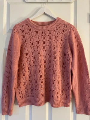 Rosa stickad tröja  - Säljer en fin rosa stickad tröja från märket ICHI i storlek S. 