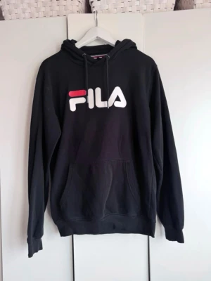 Svart hoodie från FILA med logga. S.  - Fin hoodie från FILA. Svart. Storlek S. Använd men  i fint skick. Minimalt med ytludd och ej blekt. Den är i fint skick.  